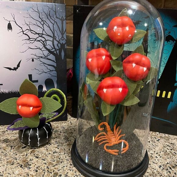 Hyde and EEK Kiss Of Death Vampire Lips Cloche Plant Set 2021 COOL Halloween - Picture 1 of 15